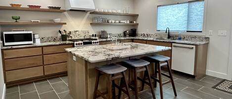 Een koelkast, een microgolfoven, een oven, een kookplaat