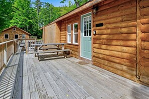 Outdoor dining - Pet Friendly - Close to Town - Deck & Fire Pit (Lake George)