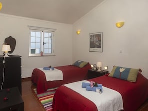 3 Schlafzimmer, Schreibtisch, Bügeleisen/Bügelbrett, WLAN