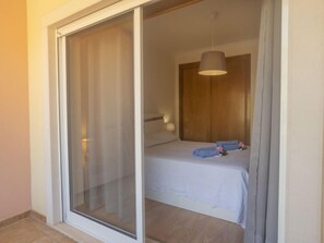 4 bedrooms, desk, iron/ironing board, WiFi