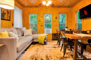 Smart TV, chimenea, videojuegos