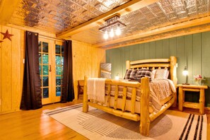 3 habitaciones, escritorio y tabla de planchar con plancha