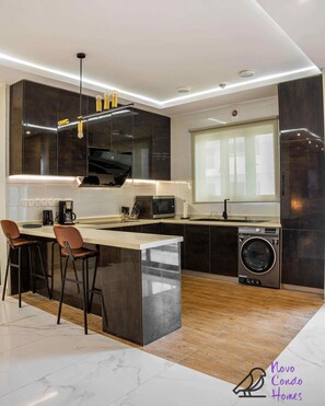 Kühlschrank, Mikrowelle, Ofen, Herdplatte