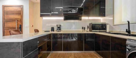 Jääkaappi, mikroaaltouuni, uuni, liesi