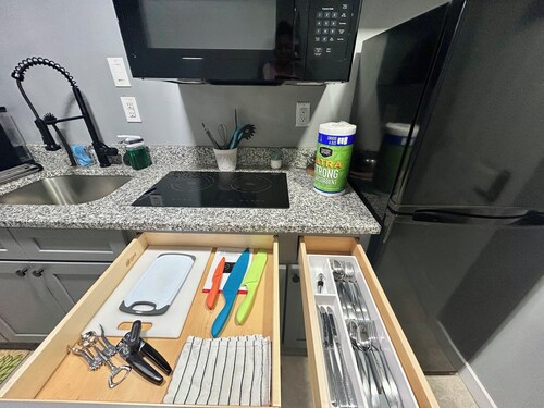 Luxury Studio Apt. Near downtown Philly & Airport. Free Parking.