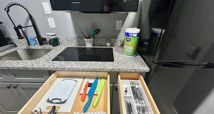Luxury Studio Apt. Near downtown Philly & Airport. Free Parking.
