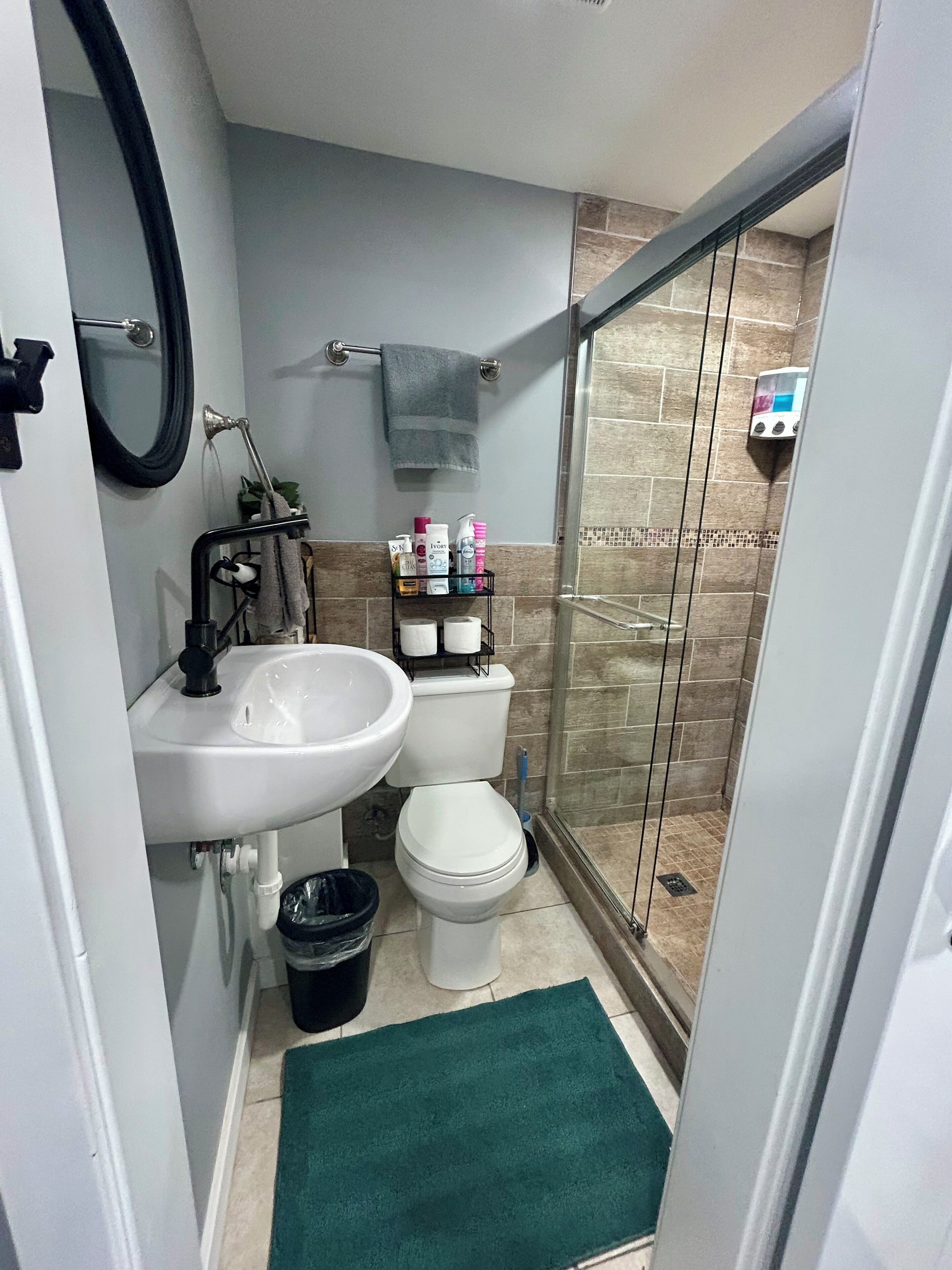 Een badkamer met een wastafel, toilet en douche.