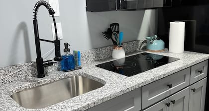 Luxury Studio Apt. Near downtown Philly & Airport. Free Parking.