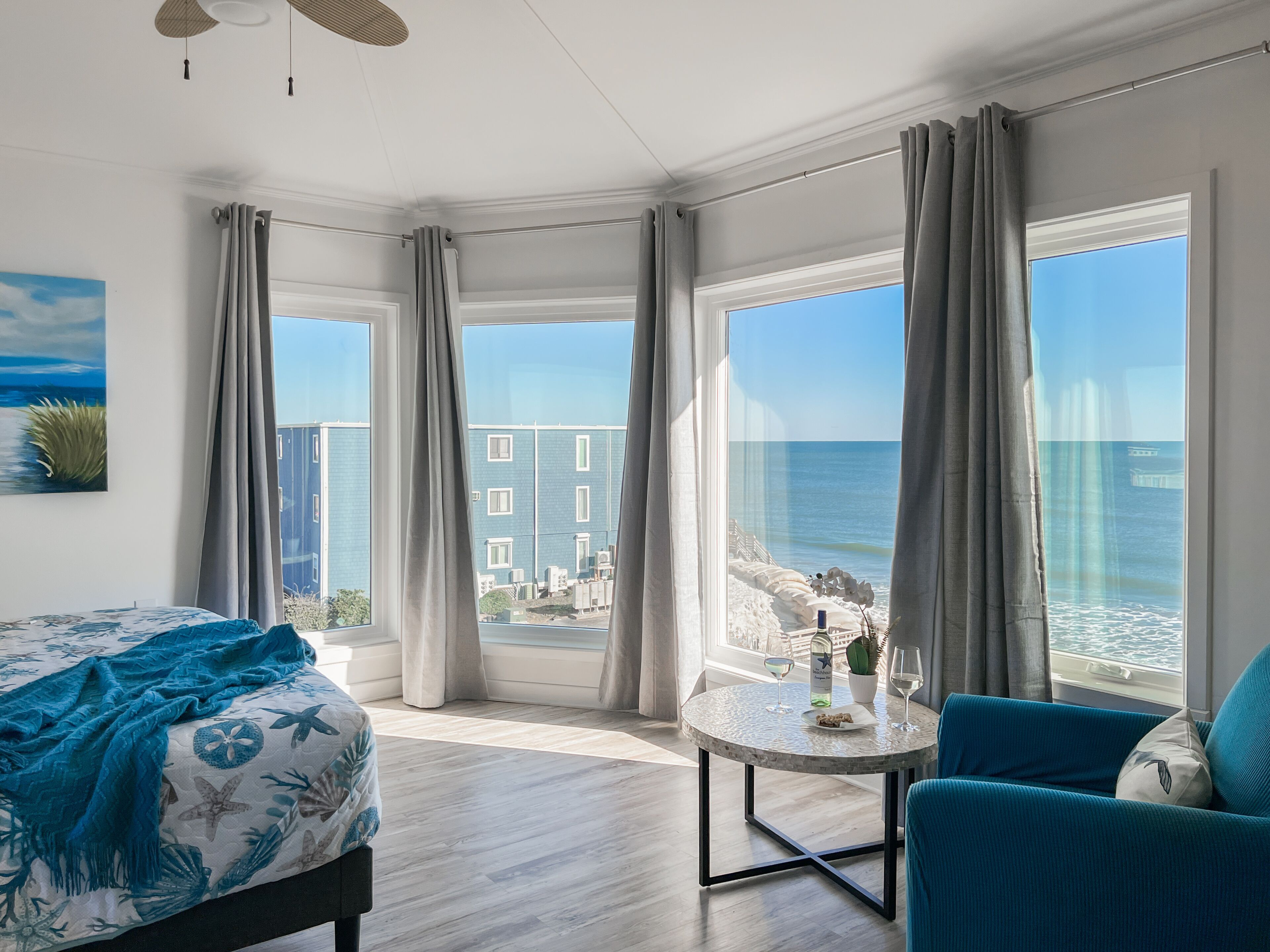 6 chambres, bureau, fer et planche à repasser, lit de bébé portatif