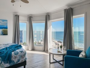 6 Schlafzimmer, Schreibtisch, Bügeleisen/Bügelbrett, Reisekinderbett