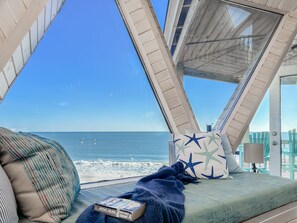 6 bedrooms, desk, iron/ironing board, travel crib