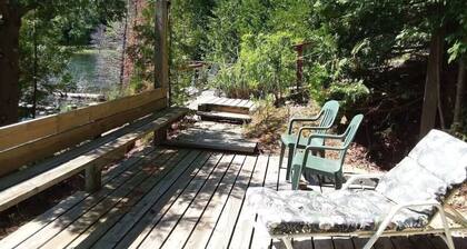 Colorful, Cozy Cottage on Pearl Lake