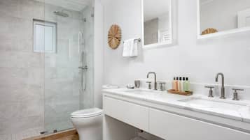 Douche, sèche-cheveux, serviettes fournies, savon