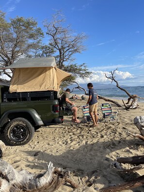 Beach - 2022 Jeep Gladiator Rubicon with a Rooftop tent & all the amenities! (Kahului)