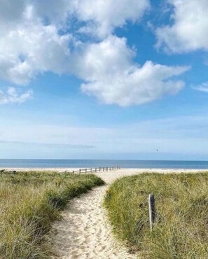 Sun-loungers, beach towels - Inn The Vineyard: Secluded Waterfront Family Vacation Home in Mattituck (Mattituck)