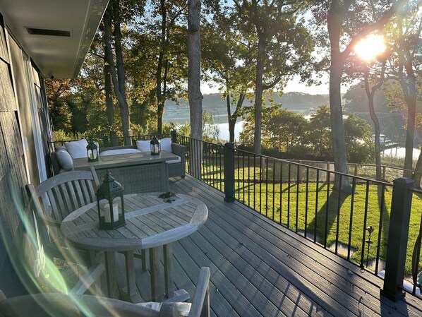 Outdoor dining - Inn The Vineyard: Secluded Waterfront Family Vacation Home in Mattituck (Mattituck)
