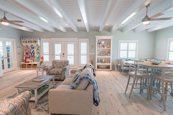 Een smart-tv, een dvd-speler en boeken