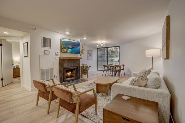 TV, fireplace - Luxury Remodel - Park City Silver King Hotel (Park City)