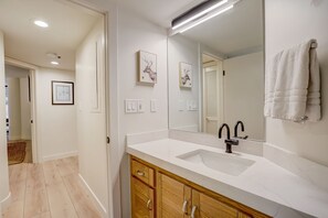 Shower, hair dryer, towels - Luxury Remodel - Park City Silver King Hotel (Park City)