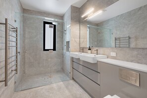 Dusche, Haartrockner, Handtücher, Seife