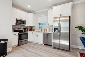 Een koelkast, een magnetron, een oven, een kookplaat