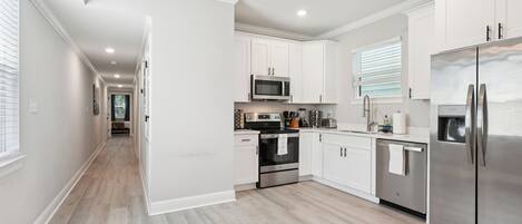 Frigorifero, microonde, forno, piano cottura