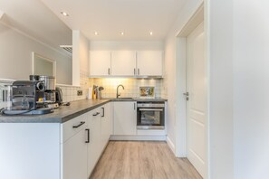 Fridge, oven, stovetop, dishwasher