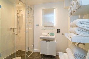 Dusche, Haartrockner, Handtücher