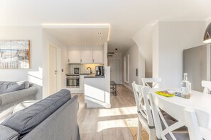 Un apartamento moderno con cocina, comedor y sala de estar.