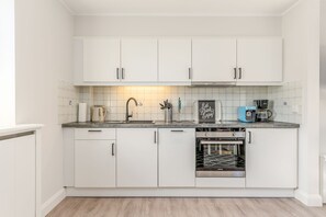 Refrigerador, horno, parrilla de estufa y lavavajillas 