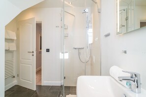 Shower, hair dryer, towels - Appartement Gezeiten - Nicolinenhof - Appartement Gezeiten (Wenningstedt-Braderup (Sylt))