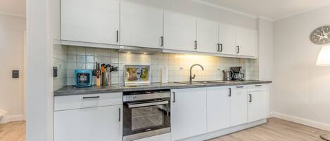 冷蔵庫、オーブン、コンロ、食器洗い機