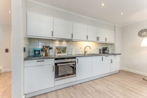 Kühlschrank, Ofen, Herdplatte, Geschirrspüler