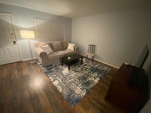 Living area - Cozy Lark Inn (Columbus)