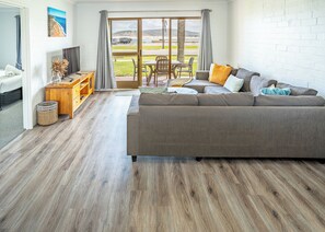 全景公寓, 海灘景 | 客廳 | 60 吋智能電視連數碼電視頻道、串流服務