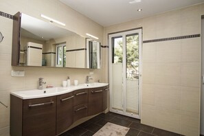 Unclassified image, 2 of 34, button - Ferienwohnung Cosmo - Direkt am Waldrand mit Balkon und in Strandnähe - Ferienwohnung Cosmo (Glowe)