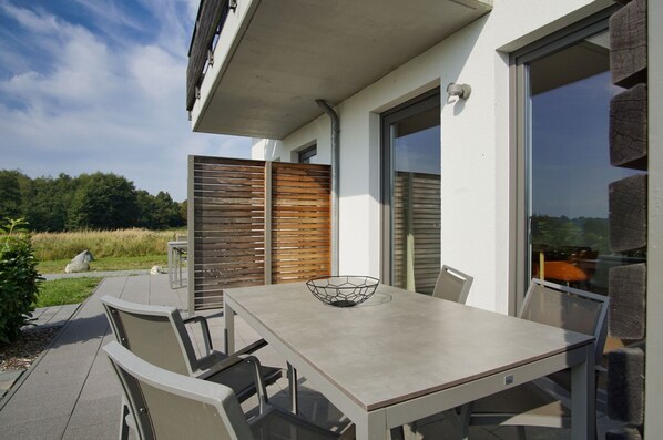 Outdoor dining - Moderne Ferienwohnung in Ruhiger Lage mit Terrasse - Wreecher Idyll Fewo 02 - Wreecher Idyll (Putbus)