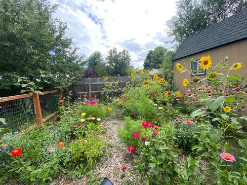 Quick access to state parks & bike trails. Giant backyard, pet-friendly! 