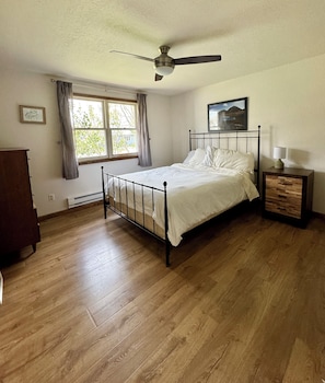 2 habitaciones, escritorio y tabla de planchar con plancha