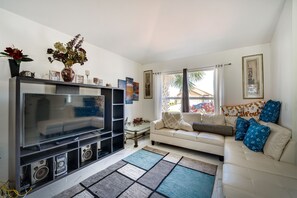 Een televisie, boeken en een stereo