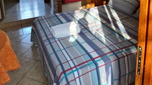 A hotel room with a bed, a bathroom, and a view of the outside. - Dell osky Pousada (Florianópolis)