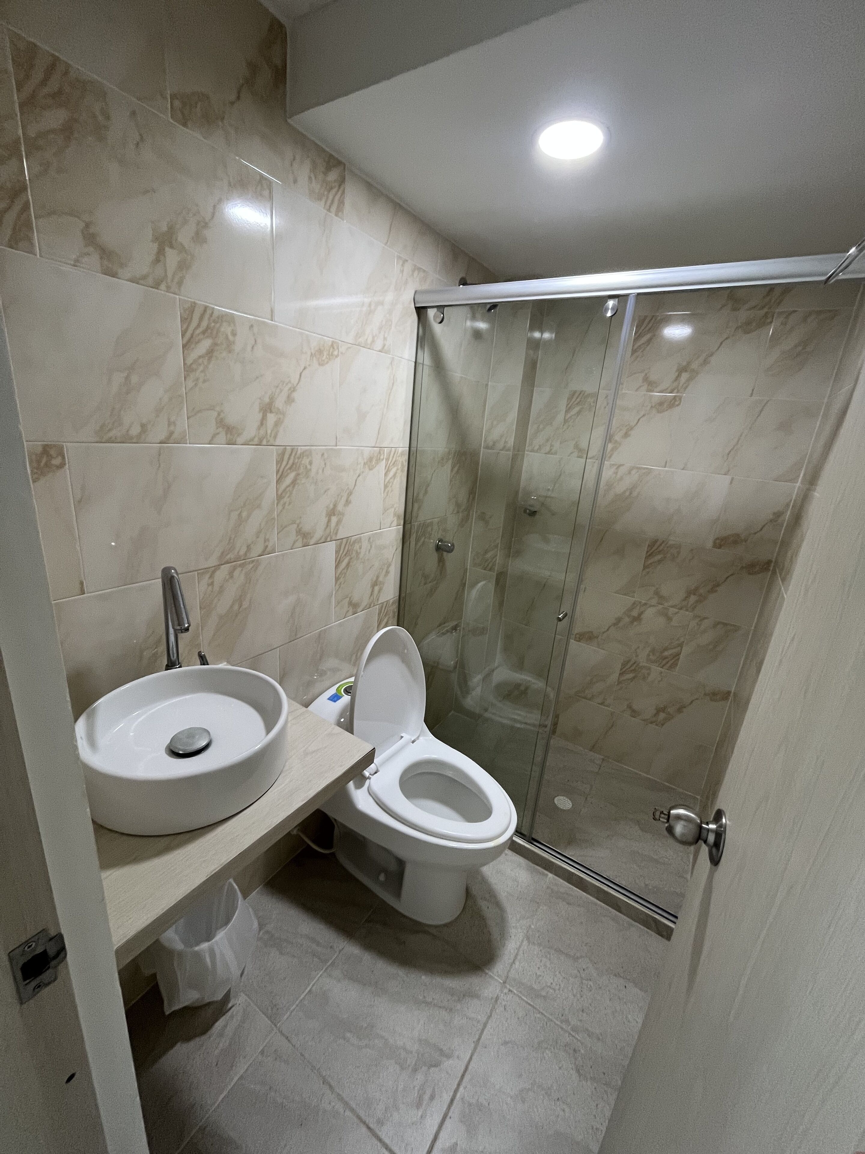 Ein Badezimmer mit Waschbecken, Toilette und einer Duschkabine.