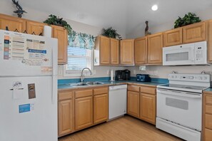 Køleskab, mikrobølgeovn, ovn, kogeplade