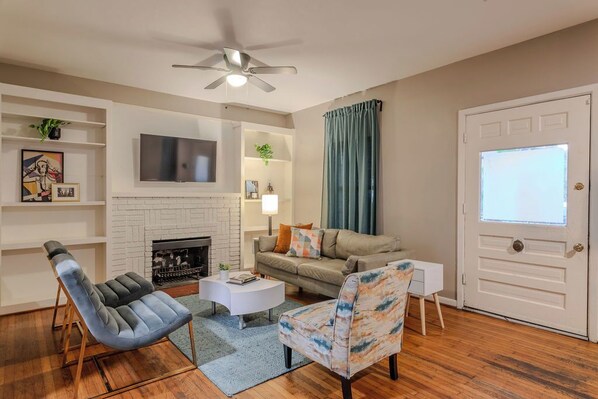 Smart TV - The Hera! Luxury Mansion in Montrose w/ Pool 2BR+3 (Houston)