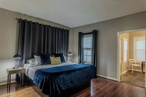 2 bedrooms, desk, iron/ironing board, WiFi - The Hera! Luxury Mansion in Montrose w/ Pool 2BR+3 (Houston)