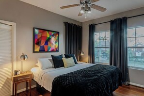 2 bedrooms, desk, iron/ironing board, WiFi - The Hera! Luxury Mansion in Montrose w/ Pool 2BR+3 (Houston)