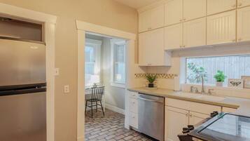 Microwave, oven, kompor, dan mesin pencuci piring