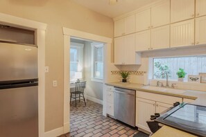 Microonde, forno, piano cottura, lavastoviglie