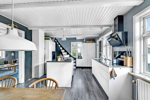 Charming summerhouse w. perfect seaview location