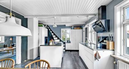 Charming summerhouse w. perfect seaview location